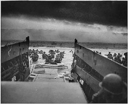 US troops wade ashore at Normandy on D-Day, the beginning of the Allied invasion of France to establish a second front against German ... [LCID: 80494]