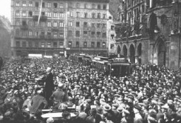 A large crowd gathers in front of the Rathaus to hear the exhortations of Julius Streicher during the Beer Hall Putsch, Hitler's ... [LCID: 06830]